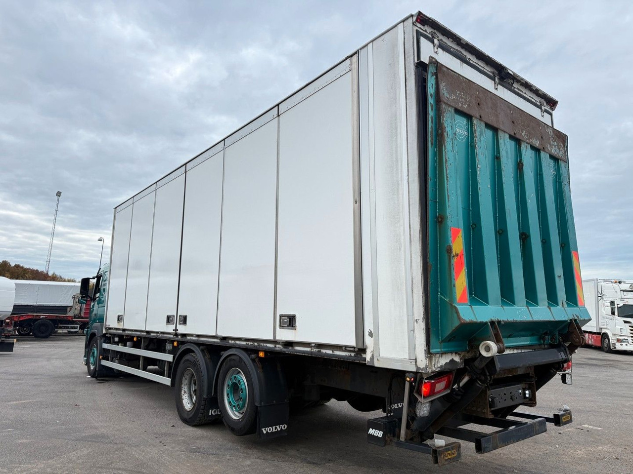 Volvo FM330 6x2*4 Carrier Supra 1050 Nordic - Kravas automašīna refrižerators: foto 4 Volvo FM330 6x2*4 Carrier Supra 1050 Nordic - Kravas automašīna refrižerators: foto 4