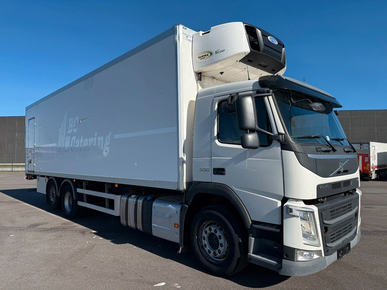 Volvo FM330 6x2*4 Carrier Supra 1250 Mt / 9.3 m Koffer - Kravas automašīna refrižerators: foto 2 Volvo FM330 6x2*4 Carrier Supra 1250 Mt / 9.3 m Koffer - Kravas automašīna refrižerators: foto 2