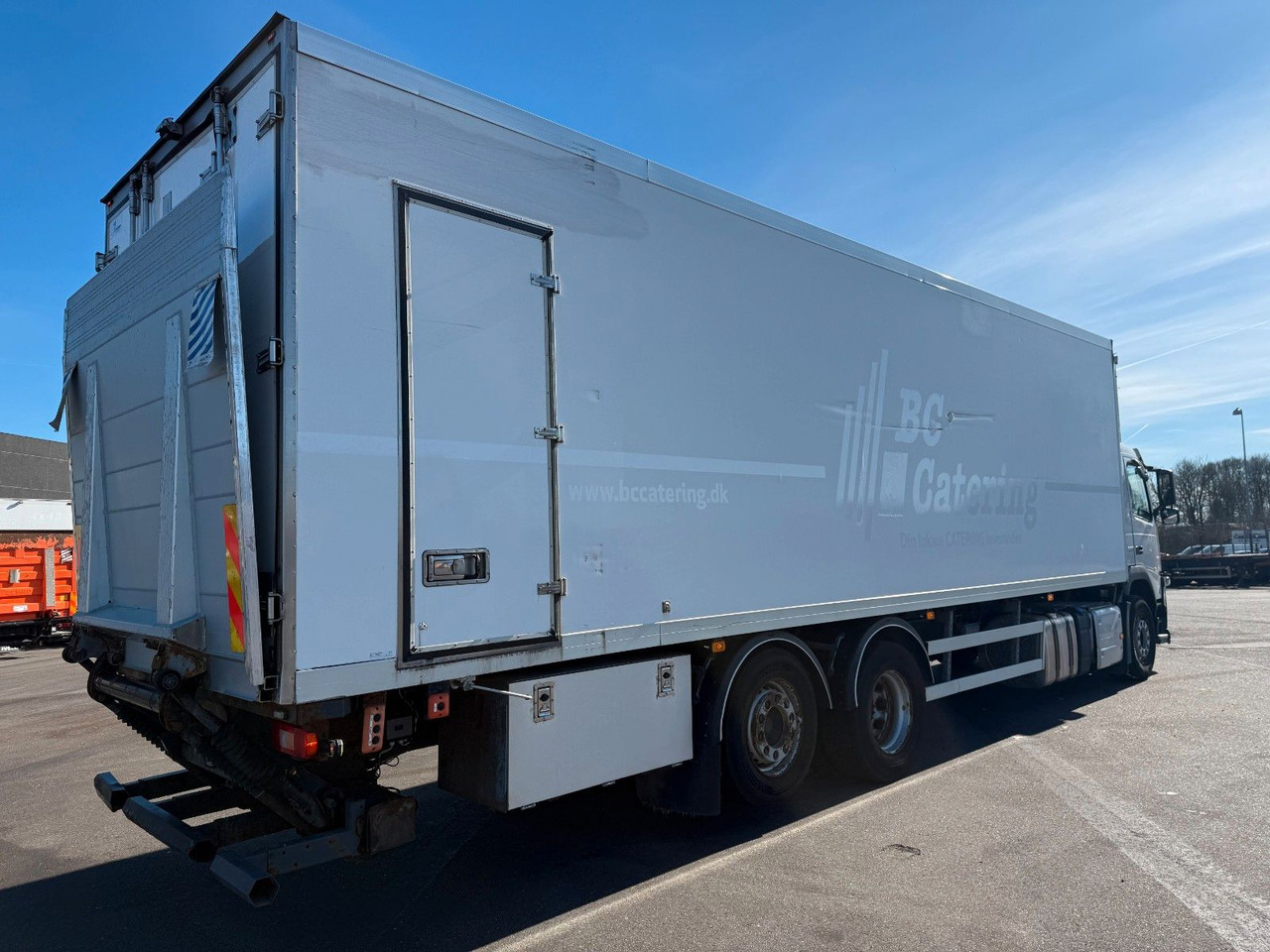 Volvo FM330 6x2*4 Carrier Supra 1250 Mt / 9.3 m Koffer - Kravas automašīna refrižerators: foto 3 Volvo FM330 6x2*4 Carrier Supra 1250 Mt / 9.3 m Koffer - Kravas automašīna refrižerators: foto 3