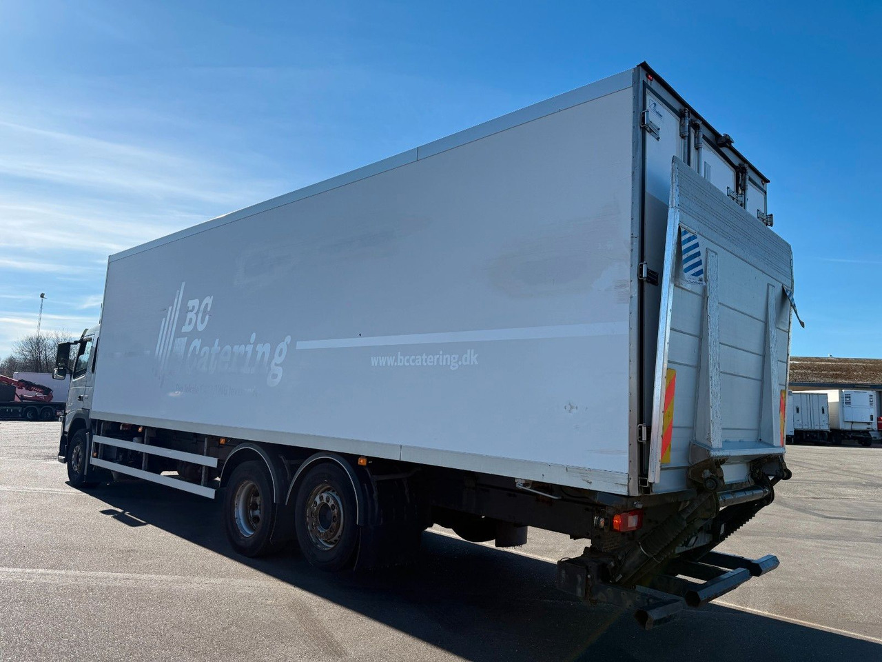Volvo FM330 6x2*4 Carrier Supra 1250 Mt / 9.3 m Koffer - Kravas automašīna refrižerators: foto 4 Volvo FM330 6x2*4 Carrier Supra 1250 Mt / 9.3 m Koffer - Kravas automašīna refrižerators: foto 4