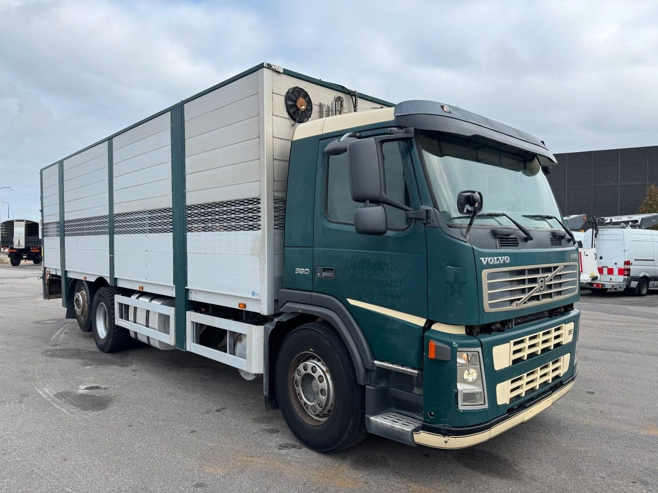 Volvo FM9 380 6x2*4 Tiertransporter / Livestock - Zirgu kravas automašīna: foto 2 Volvo FM9 380 6x2*4 Tiertransporter / Livestock - Zirgu kravas automašīna: foto 2