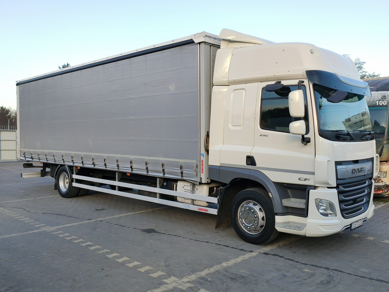 DAF CF 290 E6 Firana Tył Drzwi Dach Podnoszony / Zsuwany Długi 9.30m - Kravas automašīna ar tentu: foto 1 DAF CF 290 E6 Firana Tył Drzwi Dach Podnoszony / Zsuwany Długi 9.30m - Kravas automašīna ar tentu: foto 1