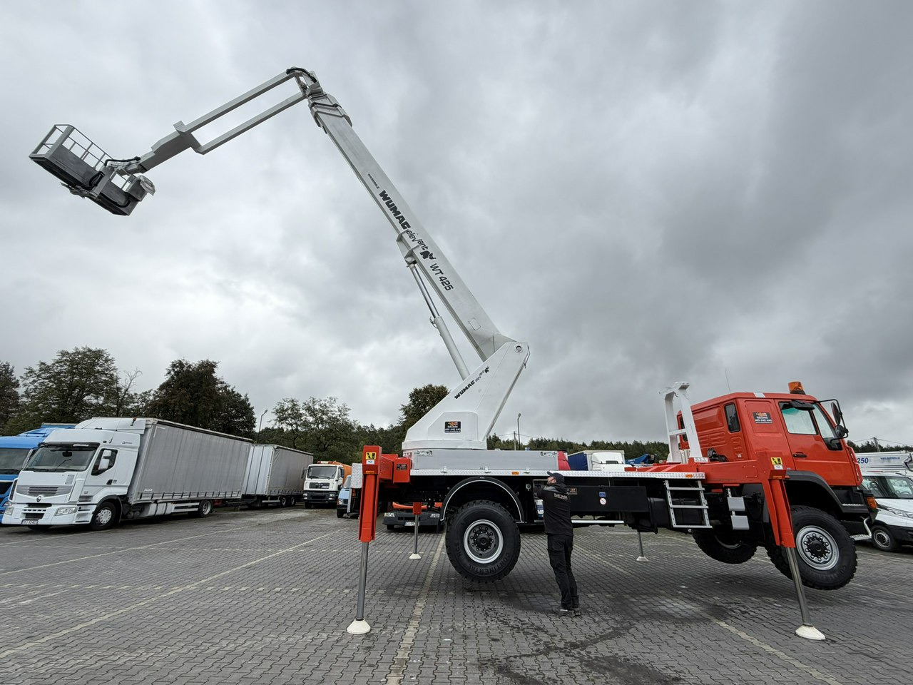 MAN 18.284 4x4 Zwyżka WUMAG WT 425 Podnośnik Koszowy - Autopacēlājs: foto 2 MAN 18.284 4x4 Zwyżka WUMAG WT 425 Podnośnik Koszowy - Autopacēlājs: foto 2