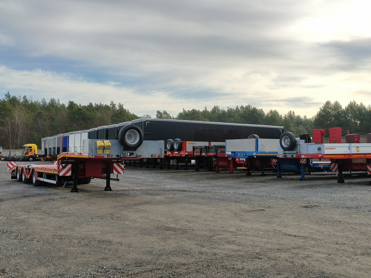 MAX Trailer 3-Osie Oś skrętna Oś Podnoszona Nooteboom - Puspiekabe zema profila platforma: foto 3 MAX Trailer 3-Osie Oś skrętna Oś Podnoszona Nooteboom - Puspiekabe zema profila platforma: foto 3