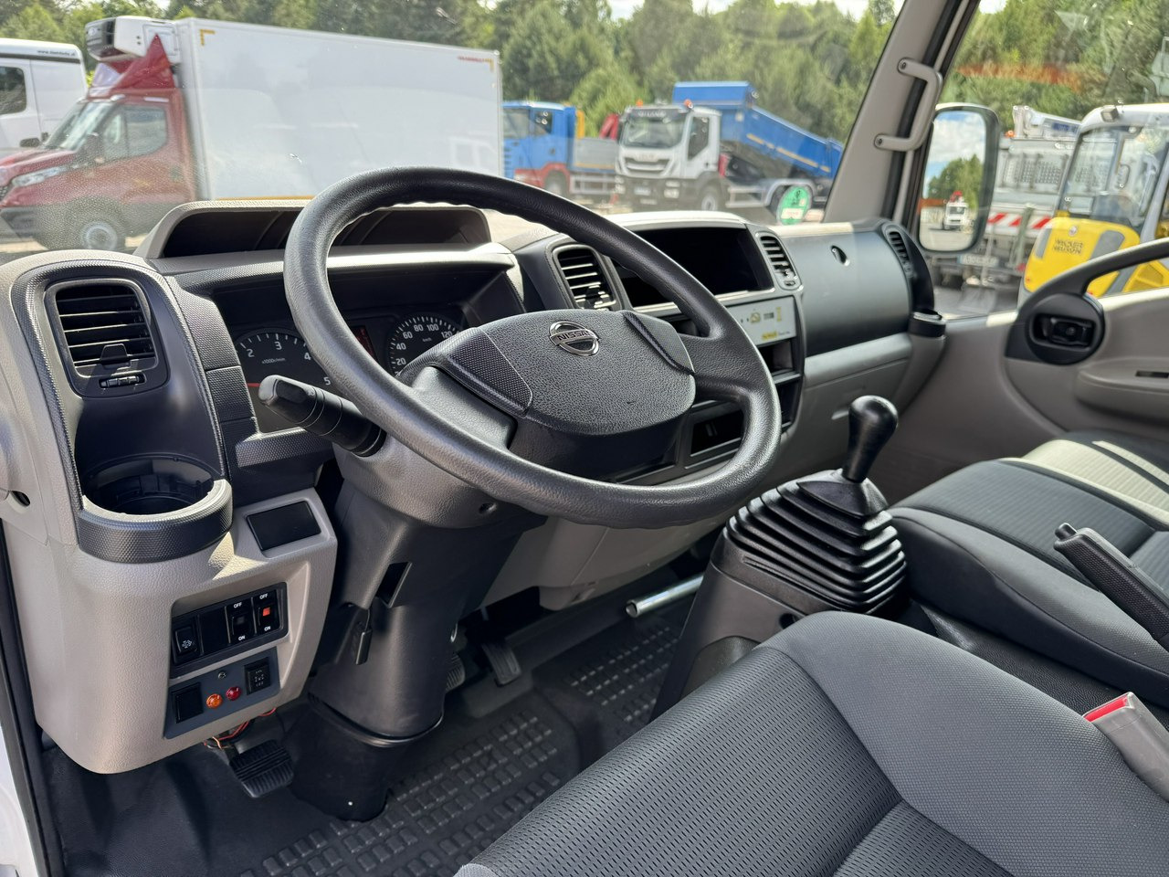 Autopacēlājs Nissan Cabstar: foto 24