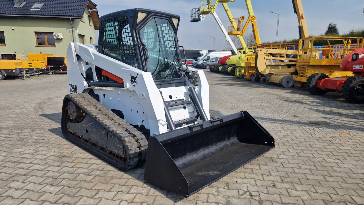 BOBCAT T 250 - Kāpurķēžu kompaktiekrāvējs: foto 4 BOBCAT T 250 - Kāpurķēžu kompaktiekrāvējs: foto 4
