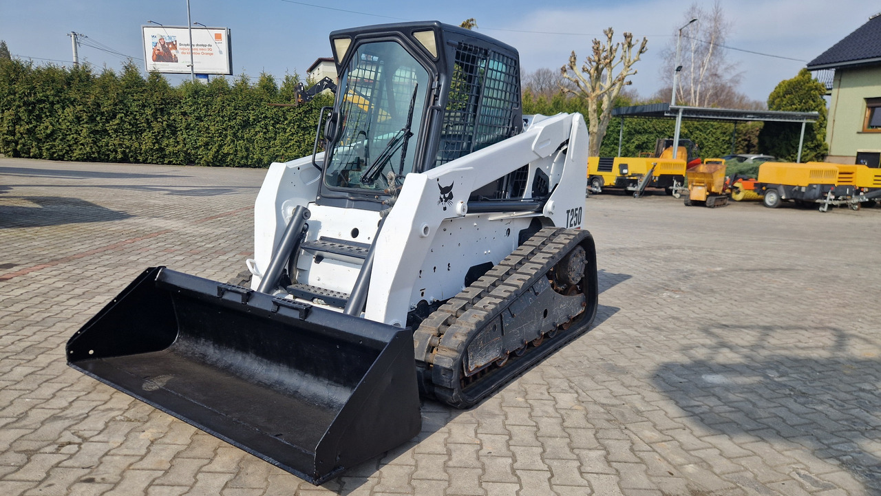 BOBCAT T 250 - Kāpurķēžu kompaktiekrāvējs: foto 5 BOBCAT T 250 - Kāpurķēžu kompaktiekrāvējs: foto 5