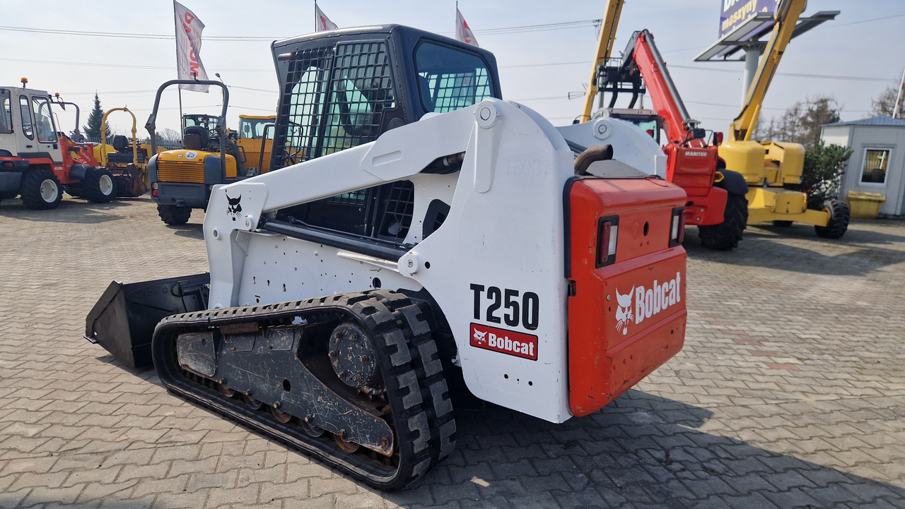 BOBCAT T 250 - Kāpurķēžu kompaktiekrāvējs: foto 2 BOBCAT T 250 - Kāpurķēžu kompaktiekrāvējs: foto 2