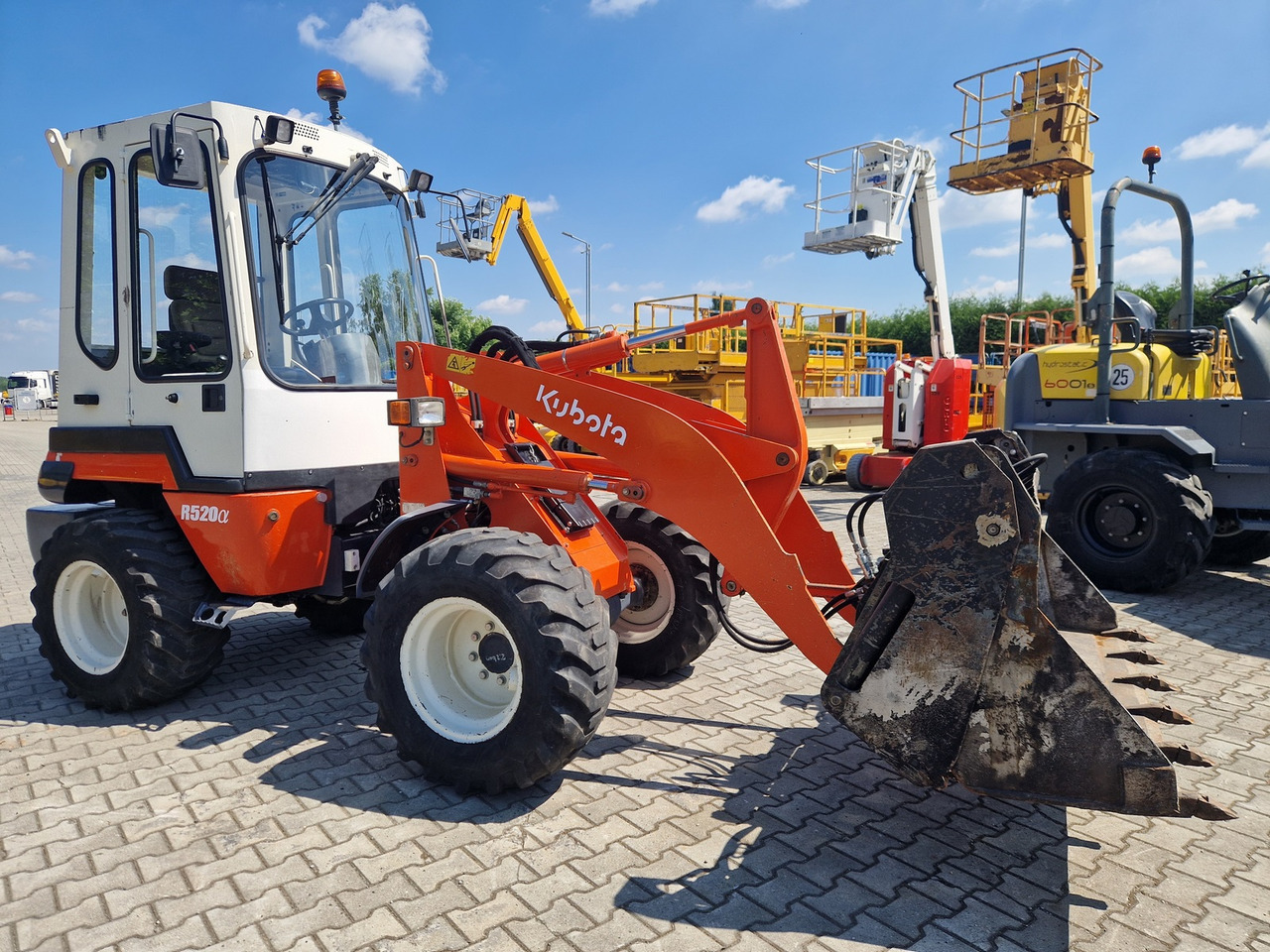 KUBOTA R520N - Riteņu iekrāvējs: foto 4 KUBOTA R520N - Riteņu iekrāvējs: foto 4
