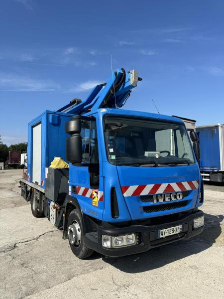 Iveco Eurocargo 100E18 - Autopacēlājs: foto 1 Iveco Eurocargo 100E18 - Autopacēlājs: foto 1