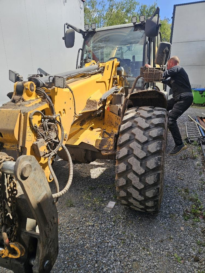 Teleskopiskais iekrāvējs JCB TM 320 S T4F: foto 1