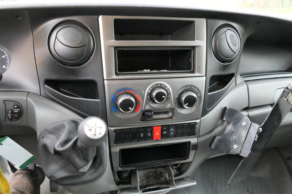Furgons ar slēgtā virsbūve IVECO Daily 35 S11 C30C AUTOMATIK KAMERA Regale LUFT D: foto 10
