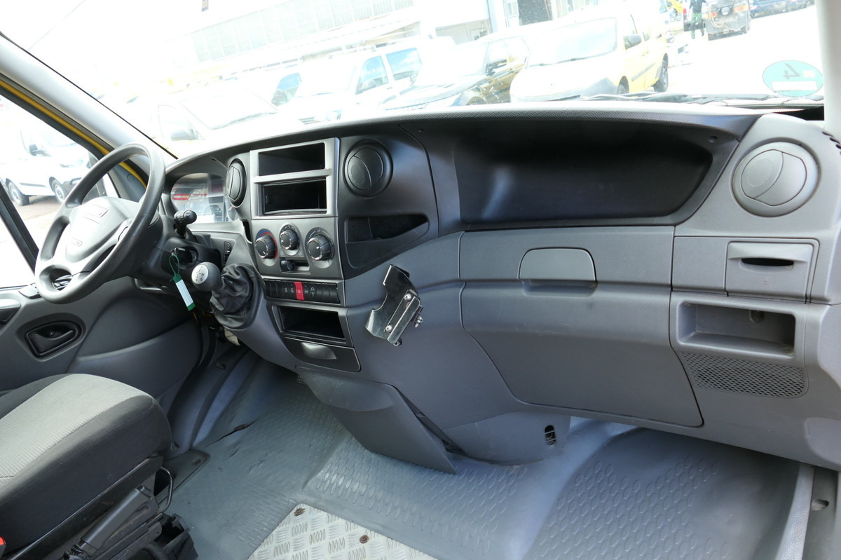 Interior photo 1: Furgons ar slēgtā virsbūve IVECO Daily 35 S11 C30C AUTOMATIK Regale LUFT - EURO 5
