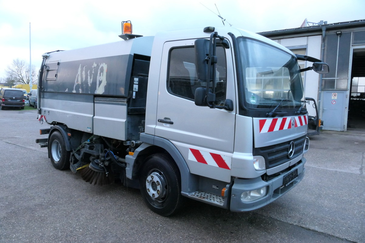MERCEDES-BENZ Atego 1018 Rechtslenker Schmidt SK 500 R Rückfah - Ielu tīrīšanas mašīna: foto 3 MERCEDES-BENZ Atego 1018 Rechtslenker Schmidt SK 500 R Rückfah - Ielu tīrīšanas mašīna: foto 3