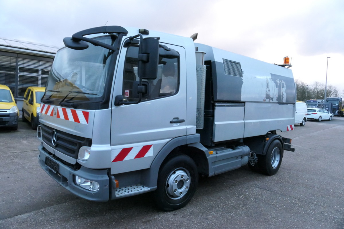 MERCEDES-BENZ Atego 1018 Rechtslenker Schmidt SK 500 R Rückfah - Ielu tīrīšanas mašīna: foto 1 MERCEDES-BENZ Atego 1018 Rechtslenker Schmidt SK 500 R Rückfah - Ielu tīrīšanas mašīna: foto 1