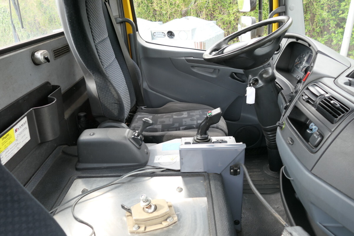 Interior photo 1: Konteineru vedējs/ Kravas automašīna ar noņemamā virsbūve MERCEDES-BENZ KAMAG WBH 25 Wiesel Terberg Umsetzfahrz. Sattelk