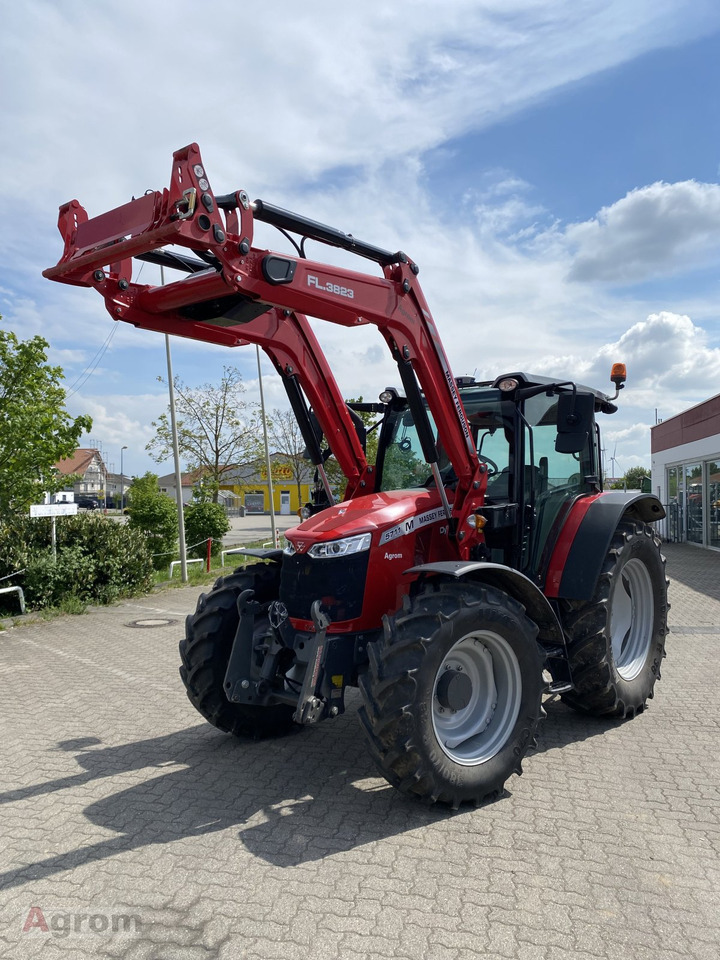 Massey Ferguson 5711 M DYNA-4 - Traktors: foto 1 Massey Ferguson 5711 M DYNA-4 - Traktors: foto 1