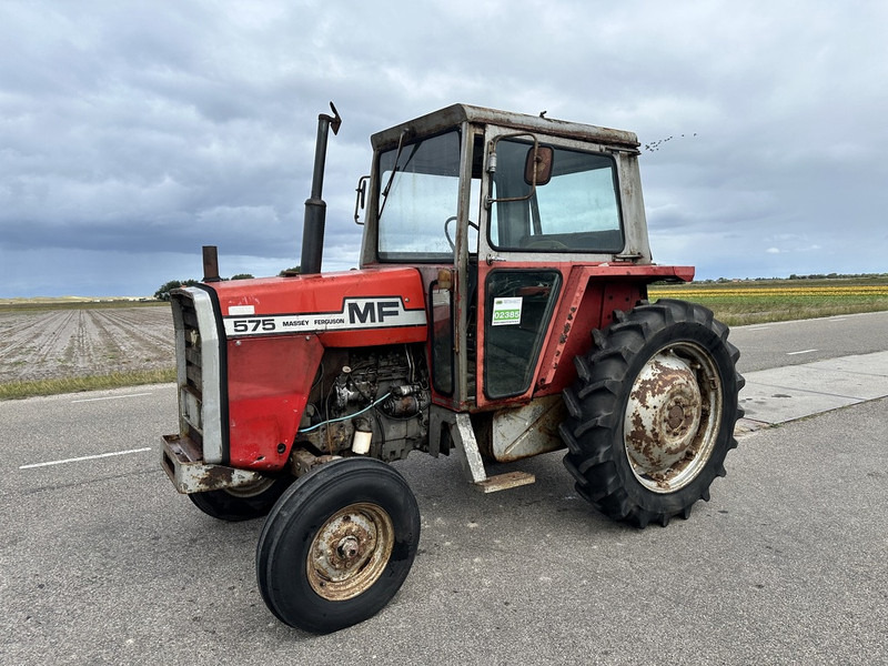 Massey Ferguson 575 - Traktors: foto 1 Massey Ferguson 575 - Traktors: foto 1