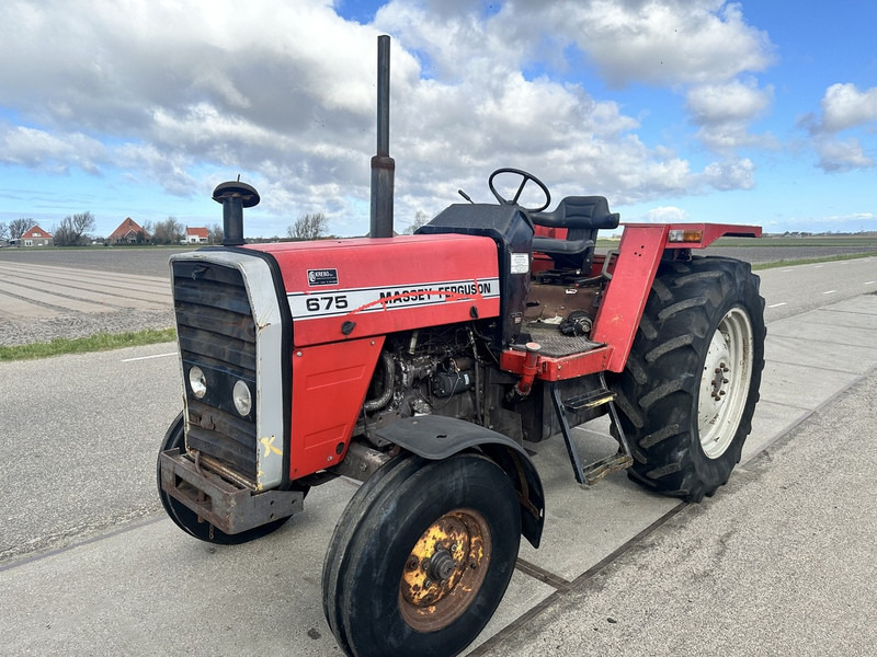 Massey Ferguson 675 - Traktors: foto 1 Massey Ferguson 675 - Traktors: foto 1