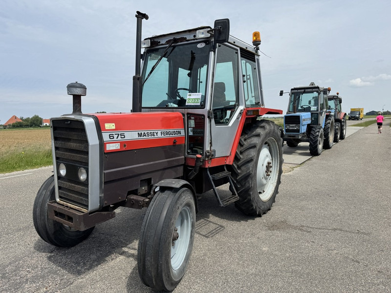 Massey Ferguson 675 - Traktors: foto 1 Massey Ferguson 675 - Traktors: foto 1