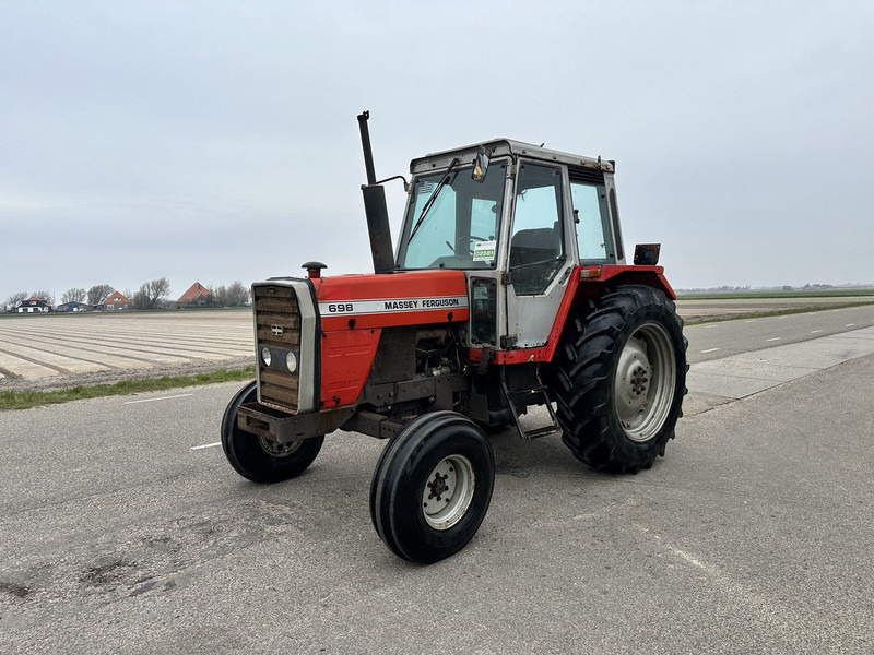 Massey Ferguson 698 - Traktors: foto 1 Massey Ferguson 698 - Traktors: foto 1