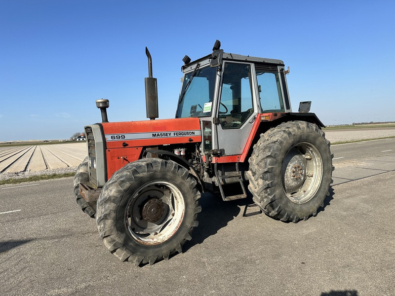 Massey Ferguson 699 - Traktors: foto 1 Massey Ferguson 699 - Traktors: foto 1