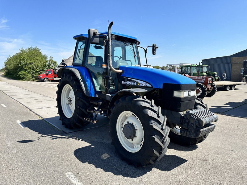 New Holland 8260 - Traktors: foto 4 New Holland 8260 - Traktors: foto 4