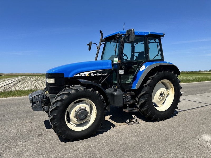 New Holland 8260 - Traktors: foto 1 New Holland 8260 - Traktors: foto 1