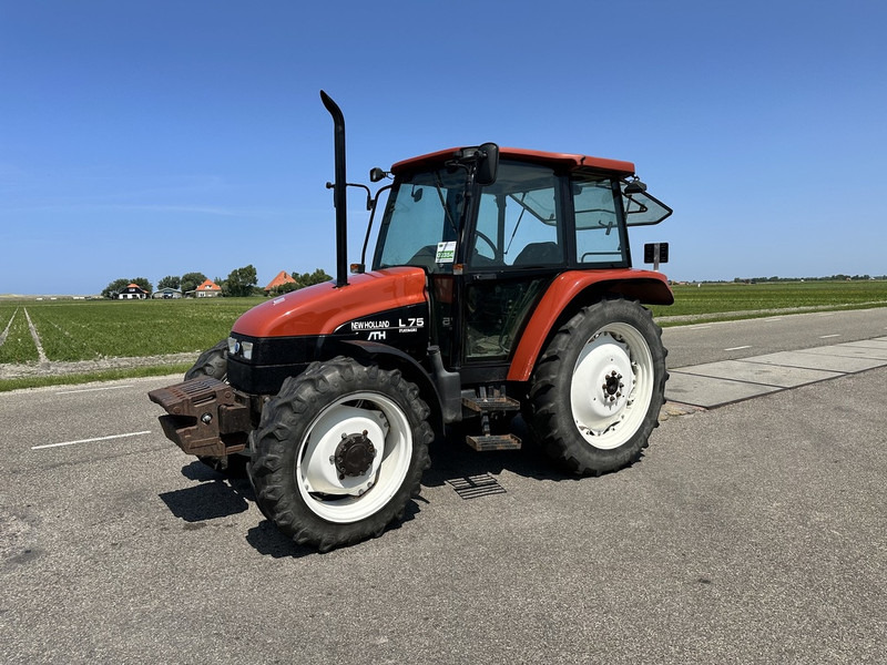 New Holland L 75 - Traktors: foto 1 New Holland L 75 - Traktors: foto 1