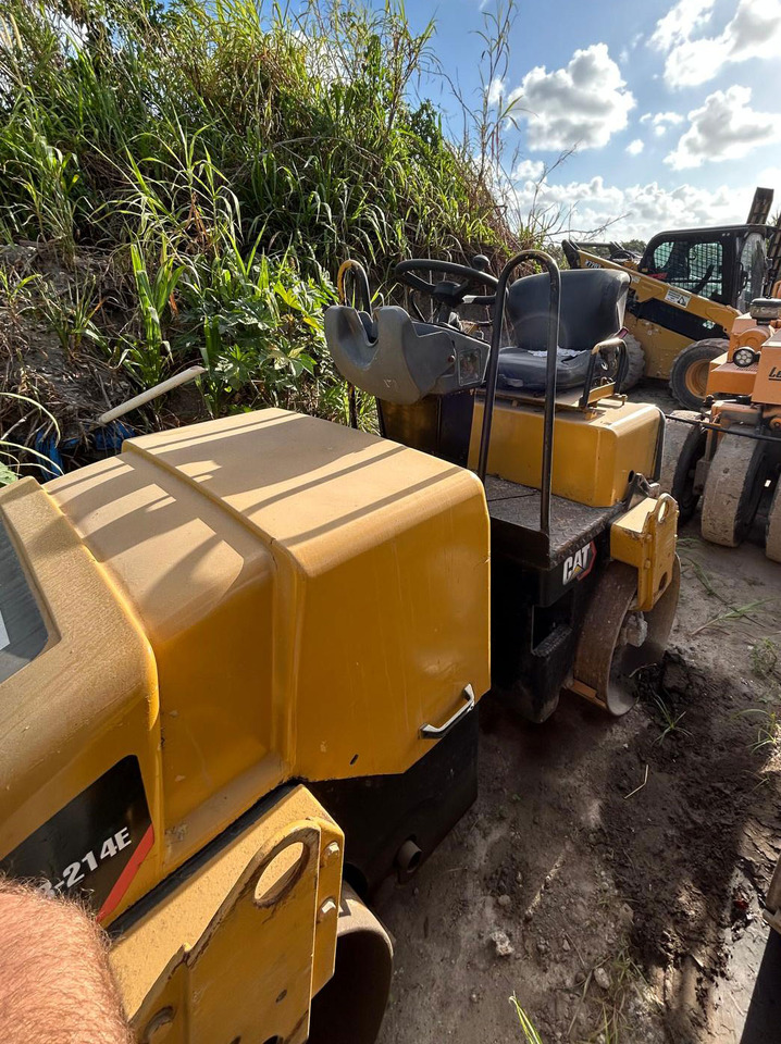 Caterpillar CB-214E - Veltnis: foto 4 Caterpillar CB-214E - Veltnis: foto 4