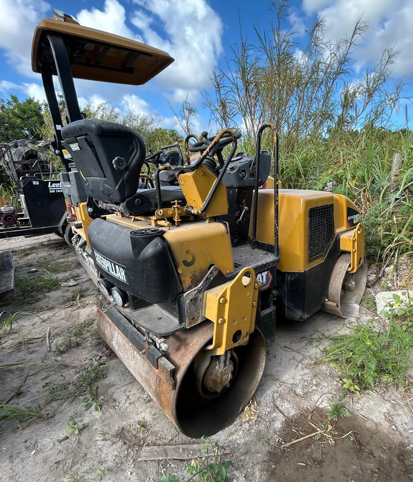 Caterpillar CB-214E - Veltnis: foto 3 Caterpillar CB-214E - Veltnis: foto 3