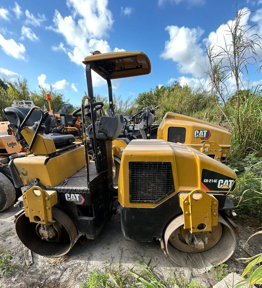 Caterpillar CB-214E - Veltnis: foto 1 Caterpillar CB-214E - Veltnis: foto 1