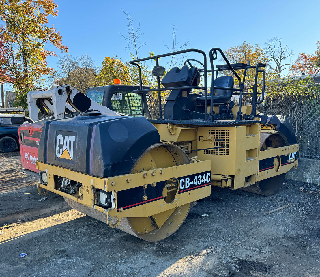 Caterpillar CB-434C - Ceļu veltnis: foto 1 Caterpillar CB-434C - Ceļu veltnis: foto 1