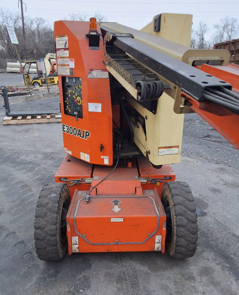 JLG E300AJP - Teleskopiskais riteņu iekrāvējs: foto 4 JLG E300AJP - Teleskopiskais riteņu iekrāvējs: foto 4
