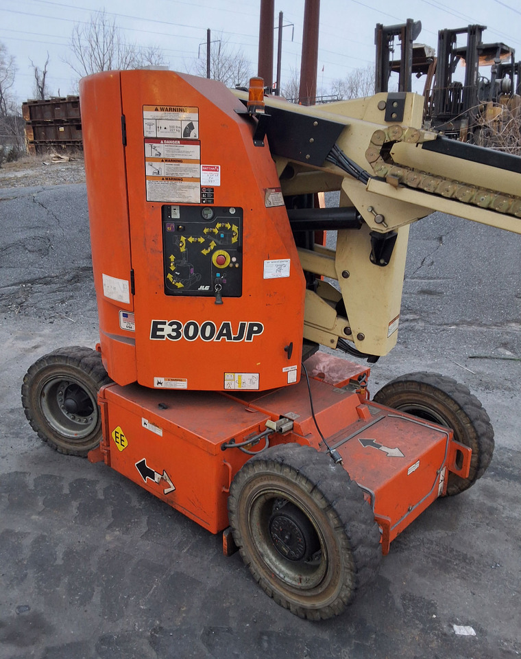 JLG E300AJP - Teleskopiskais riteņu iekrāvējs: foto 3 JLG E300AJP - Teleskopiskais riteņu iekrāvējs: foto 3