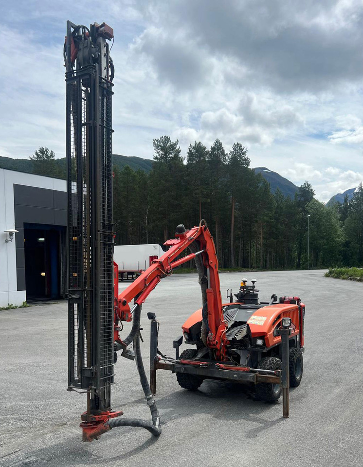Sandvik Commando DC130Ri - Urbšanas mašīna: foto 1 Sandvik Commando DC130Ri - Urbšanas mašīna: foto 1