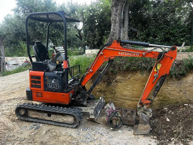 Hitachi zx19 - Mini-ekskavators: foto 1 Hitachi zx19 - Mini-ekskavators: foto 1
