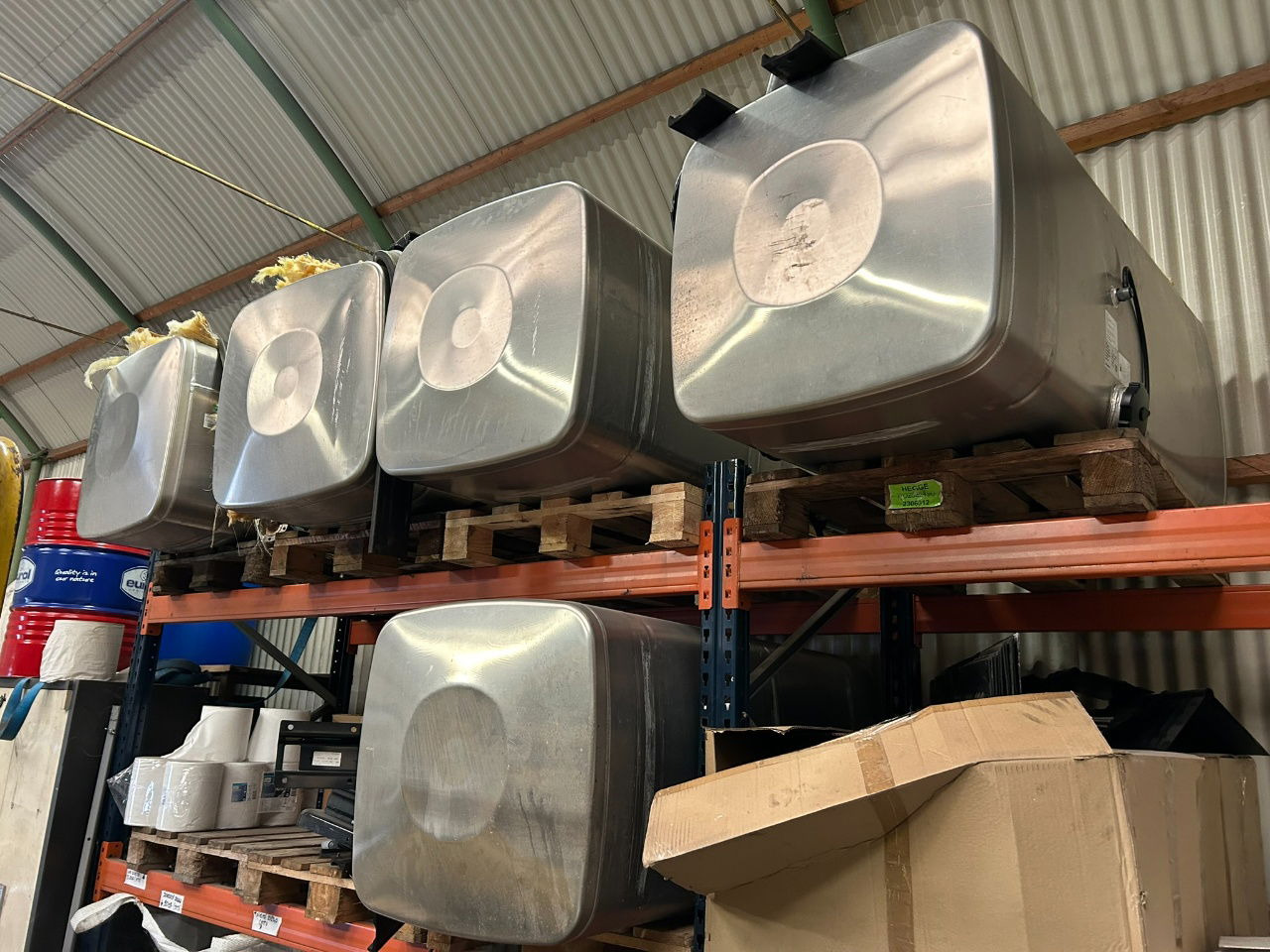 MAN 4 x Man 710 ltr tank orgineel / incl steunen / parts nr 81.12201-6949 160x70 - Degvielas tvertne: foto 1 MAN 4 x Man 710 ltr tank orgineel / incl steunen / parts nr 81.12201-6949 160x70 - Degvielas tvertne: foto 1