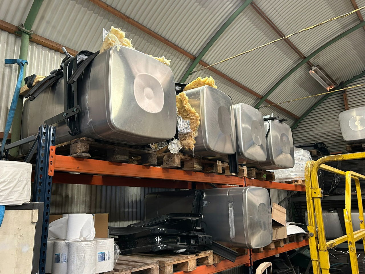 MAN 4 x Man 710 ltr tank orgineel / incl steunen / parts nr 81.12201-6949 160x70 - Degvielas tvertne: foto 2 MAN 4 x Man 710 ltr tank orgineel / incl steunen / parts nr 81.12201-6949 160x70 - Degvielas tvertne: foto 2