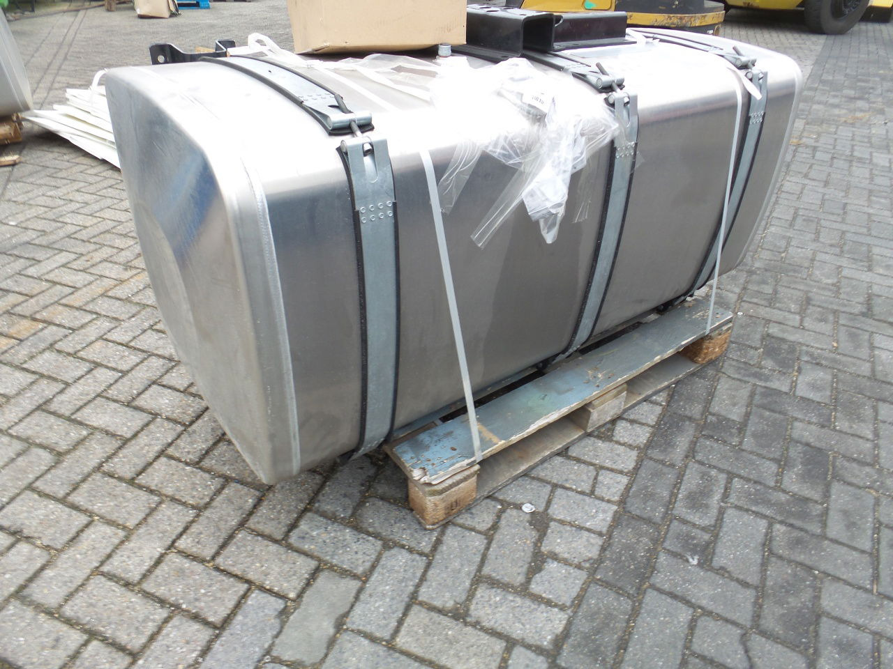 MAN 4 x Man 710 ltr tank orgineel / incl steunen / parts nr 81.12201-6949 160x70 - Degvielas tvertne: foto 5 MAN 4 x Man 710 ltr tank orgineel / incl steunen / parts nr 81.12201-6949 160x70 - Degvielas tvertne: foto 5