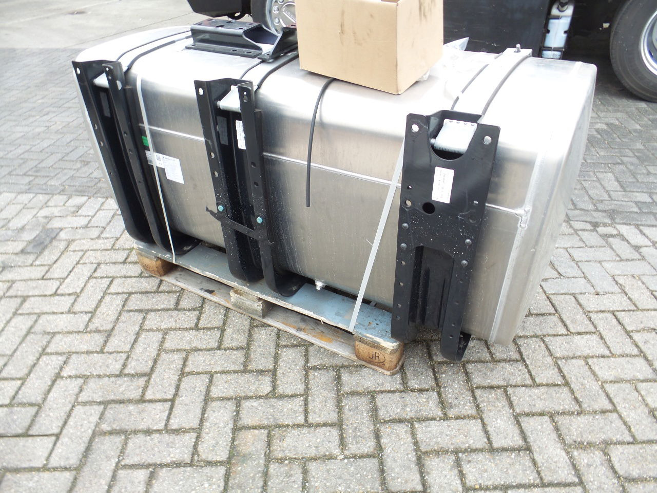 MAN 4 x Man 710 ltr tank orgineel / incl steunen / parts nr 81.12201-6949 160x70 - Degvielas tvertne: foto 4 MAN 4 x Man 710 ltr tank orgineel / incl steunen / parts nr 81.12201-6949 160x70 - Degvielas tvertne: foto 4