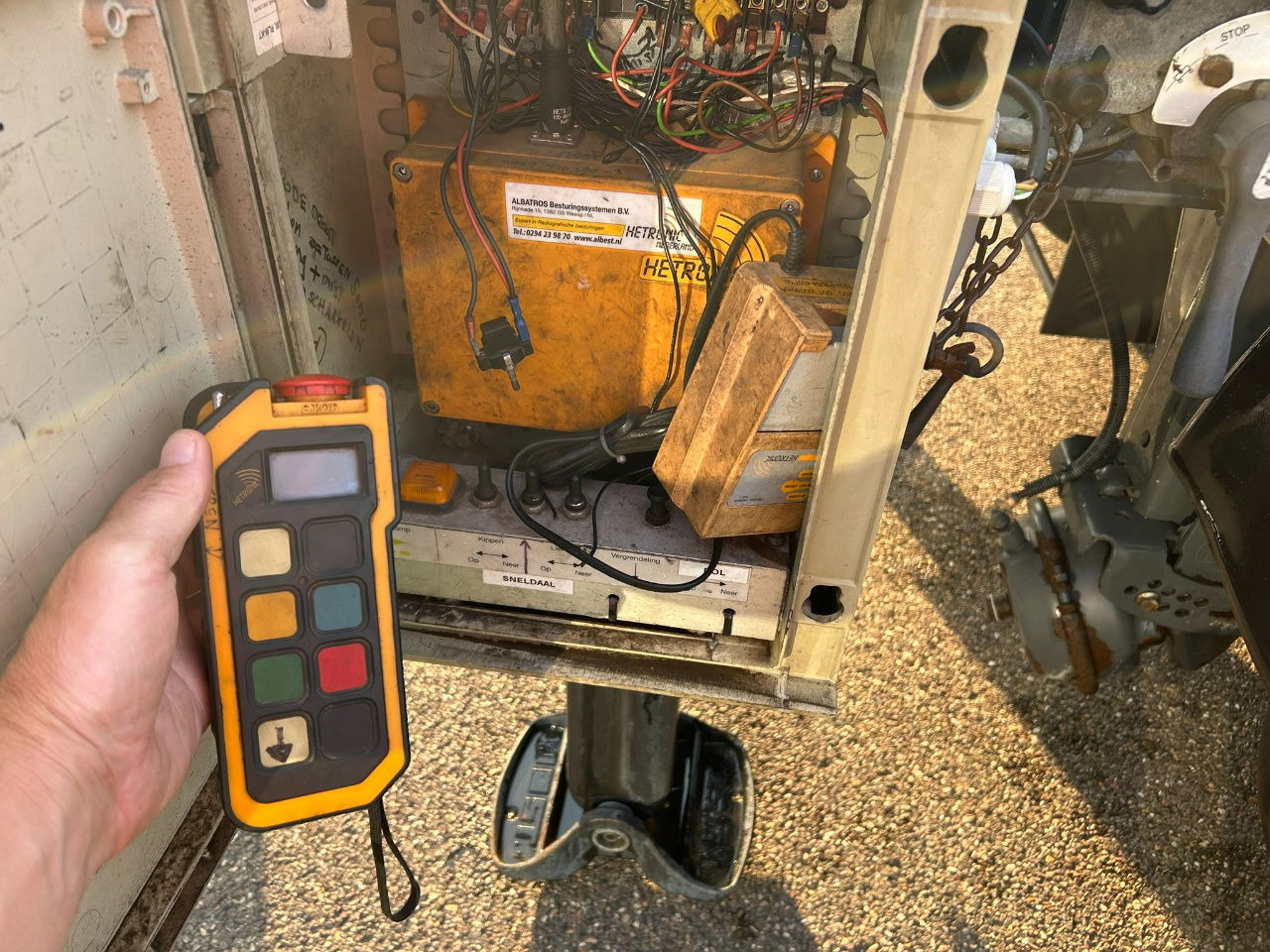 Van Hool Cable system 90 tipping / disc brakes bpw / lifting axle / remote control - Puspiekabe noņemamā virsbūve/ Konteineru vedējs: foto 5 Van Hool Cable system 90 tipping / disc brakes bpw / lifting axle / remote control - Puspiekabe noņemamā virsbūve/ Konteineru vedējs: foto 5