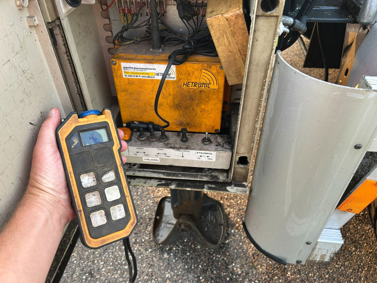 Van Hool Cable system 90 tipping / disc brakes bpw / lifting axle / remote control - Puspiekabe noņemamā virsbūve/ Konteineru vedējs: foto 5 Van Hool Cable system 90 tipping / disc brakes bpw / lifting axle / remote control - Puspiekabe noņemamā virsbūve/ Konteineru vedējs: foto 5