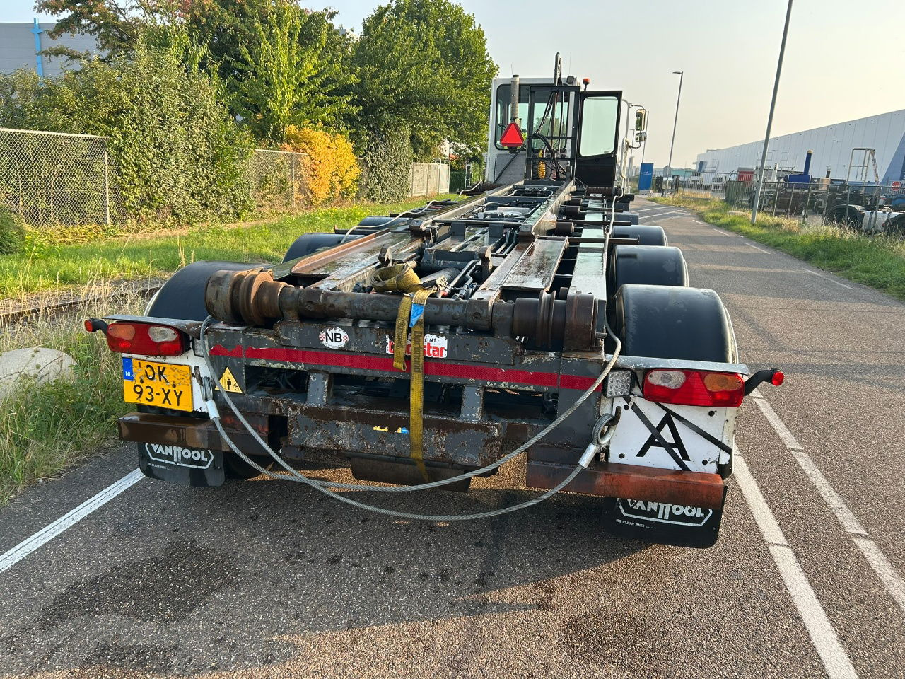 Van Hool Cable system 90 tipping / disc brakes bpw / lifting axle / remote control - Puspiekabe noņemamā virsbūve/ Konteineru vedējs: foto 3 Van Hool Cable system 90 tipping / disc brakes bpw / lifting axle / remote control - Puspiekabe noņemamā virsbūve/ Konteineru vedējs: foto 3