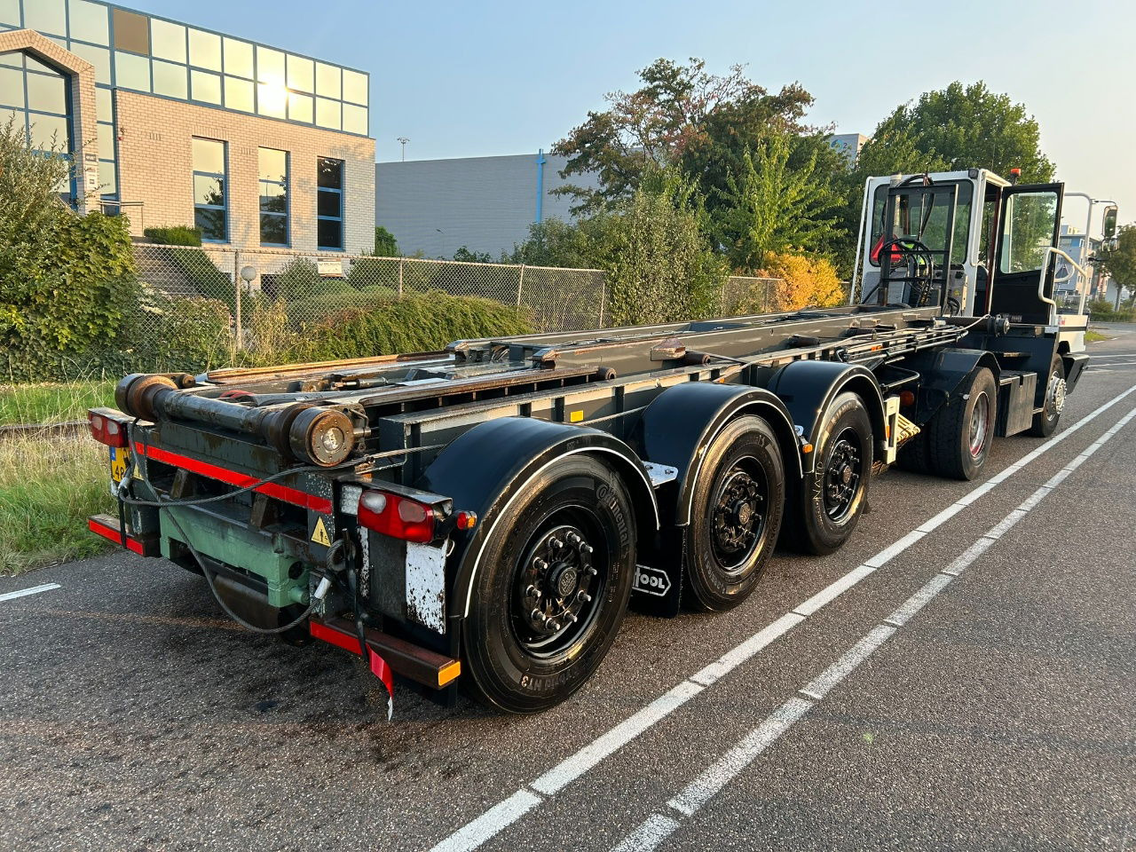 Van Hool Cable system 90 tipping / disc brakes bpw / lifting axle / remote control - Puspiekabe noņemamā virsbūve/ Konteineru vedējs: foto 2 Van Hool Cable system 90 tipping / disc brakes bpw / lifting axle / remote control - Puspiekabe noņemamā virsbūve/ Konteineru vedējs: foto 2