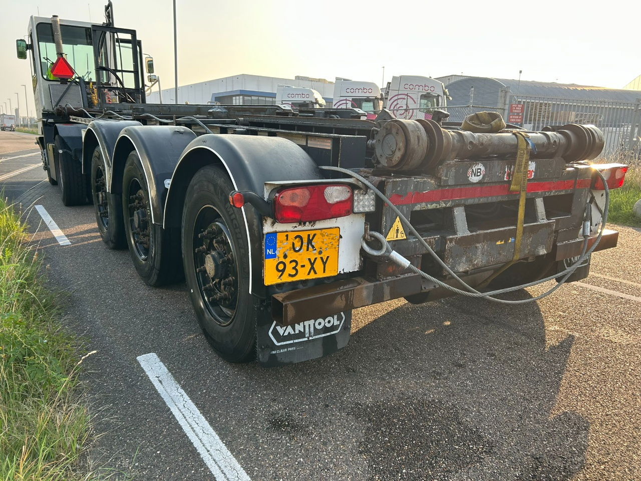 Van Hool Cable system 90 tipping / disc brakes bpw / lifting axle / remote control - Puspiekabe noņemamā virsbūve/ Konteineru vedējs: foto 4 Van Hool Cable system 90 tipping / disc brakes bpw / lifting axle / remote control - Puspiekabe noņemamā virsbūve/ Konteineru vedējs: foto 4