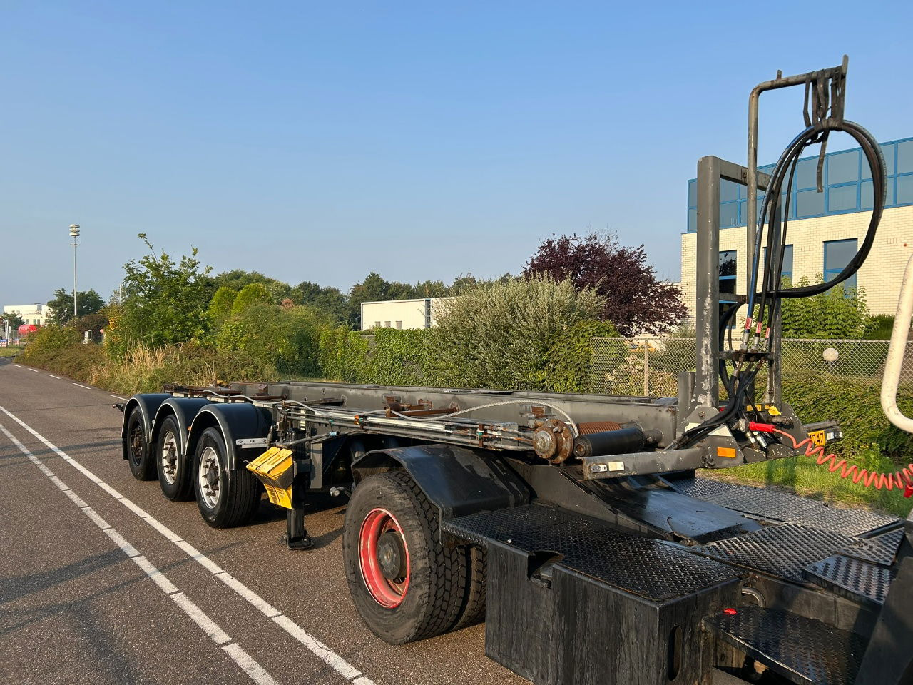 Van Hool Cable system 90 tipping / disc brakes bpw / lifting axle / remote control - Puspiekabe noņemamā virsbūve/ Konteineru vedējs: foto 1 Van Hool Cable system 90 tipping / disc brakes bpw / lifting axle / remote control - Puspiekabe noņemamā virsbūve/ Konteineru vedējs: foto 1