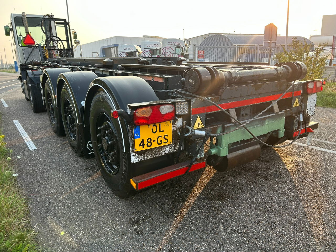 Van Hool Cable system 90 tipping / disc brakes bpw / lifting axle / remote control - Puspiekabe noņemamā virsbūve/ Konteineru vedējs: foto 3 Van Hool Cable system 90 tipping / disc brakes bpw / lifting axle / remote control - Puspiekabe noņemamā virsbūve/ Konteineru vedējs: foto 3