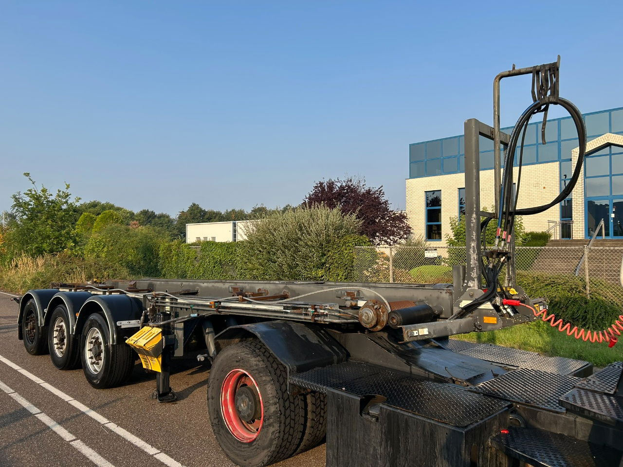 Van Hool Cable system 90 tipping / disc brakes bpw / lifting axle / remote control - Puspiekabe noņemamā virsbūve/ Konteineru vedējs: foto 1 Van Hool Cable system 90 tipping / disc brakes bpw / lifting axle / remote control - Puspiekabe noņemamā virsbūve/ Konteineru vedējs: foto 1