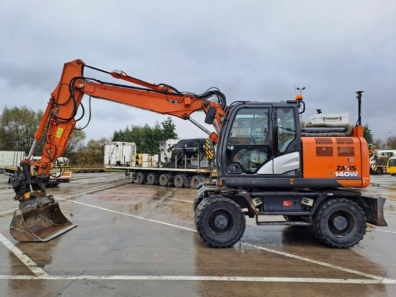 Hitachi ZX140WTB-6 (Topcon GPS + Engcon) - Riteņu ekskavators: foto 1 Hitachi ZX140WTB-6 (Topcon GPS + Engcon) - Riteņu ekskavators: foto 1